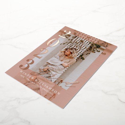 Minimal 2022 Grad Party Script Rosa Overlay Foto Folieneinladung (Gedreht)