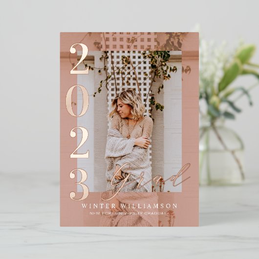 Minimal 2022 Grad Party Script Rosa Overlay Foto Folieneinladung (Stehend vorne)