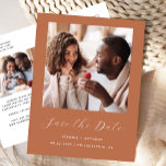 Minimal 2-Foto-Skript Terracotta Save the Date Ankündigungspostkarte<br><div class="desc">Diese einfache, minimalistische Save the Date Postkarte weist ein quadratisches Foto über den Worten "Save the Date" in elegantem, weißem Schriftsatz auf, gefolgt von den Namen der Ehepaare, dem Hochzeitstag und der Stadt in sans serif Schriftart auf Terrakotta Hintergrund. Fügen Sie ein zweites, horizontales Foto und eine ausführlichere Nachricht mit...</div>