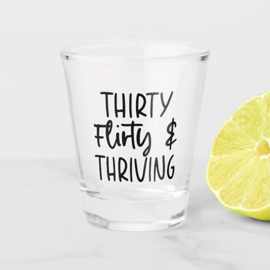 Minimal 30 Kokett und dreifach 30. Geburtstag Schnapsglas (Vorderseite)