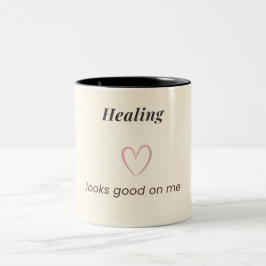 Minimal Aesthetic Quote Design “Healing Looks Good Zweifarbige Tasse