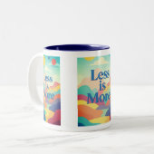 Minimal Aesthetic Quote Print – “Less is More” Zweifarbige Tasse (Vorderseite Links)