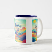 Minimal Aesthetic Quote Print – “Less is More” Zweifarbige Tasse (VorderseiteRechts)
