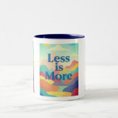 Minimal Aesthetic Quote Print – “Less is More” Zweifarbige Tasse (Mittel)
