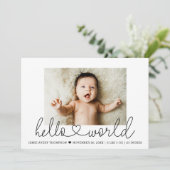 Minimal Baby Foto Hello World Modernes Herzensskri Ankündigung (Stehend Vorderseite)