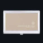 Minimal Beige Classic Monogramm Visitenkarten Dose<br><div class="desc">Minimalistisches Monogramm-Design mit klassischem Monogramm-Medaillon in einem klassischen Schriftart mit personalisiertem Namen und Titel unten auf einem einfachen beigen Hintergrund. Personalisieren Sie Ihre individuelle Verwendung.</div>