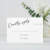 Minimal Black Calligraphy Wedding Gäste RSVP Karte (Stehend Vorderseite)