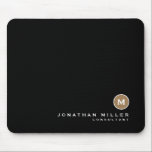 Minimal Black Gold Classic Monogramm Mousepad<br><div class="desc">Minimalistisches Monogramm-Design mit klassischem Monogramm-Blockmedallion in einem klassischen Schriftart mit personalisiertem Namen und Titel unten auf einem einfachen schwarzen Hintergrund. Personalisieren Sie Ihre individuelle Verwendung.</div>