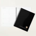 Minimal Black Gold Monogram Planer<br><div class="desc">Minimalistischer Mit Monogramm Planername aus Schwarz/Schwarz Datum Datum der Typografie eines klassischen Textblocks. Einfaches,  modernes minimalistisches Design,  das Sie mit Ihrem Monogramm,  Namen und Datum oder Text Ihrer Wahl in klassischer Typografie-Schrift personalisieren können.</div>