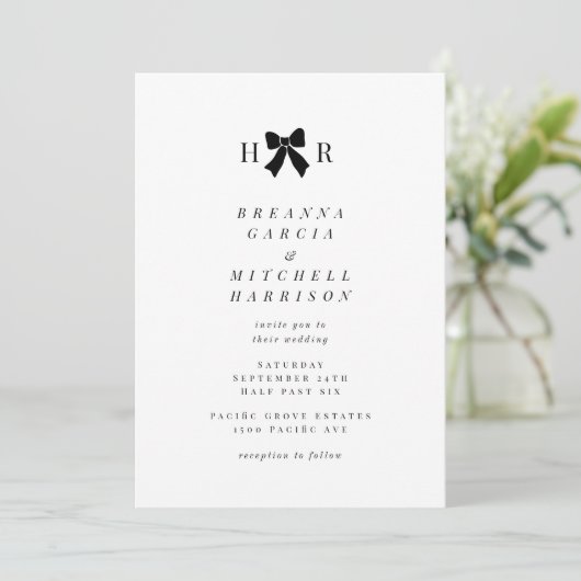 Minimal Bow Initials Wedding Einladung (Stehend Vorderseite)