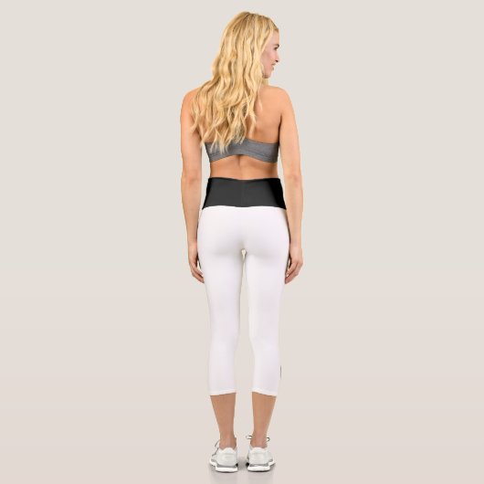 MINIMAL BUSINESS LOGO COMPANDING WHITE CAPRI LEGGINGS (Rückseite)