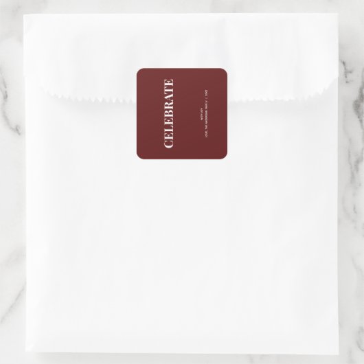 Minimal CELEBRATE | Deep Red Holiday Quadratischer Aufkleber (Tasche)