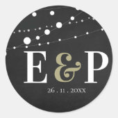 Minimal Chalkboard String Lights Monogram Wedding Runder Aufkleber (Vorderseite)