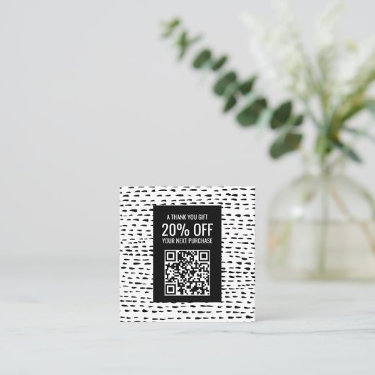 Minimal Chic Dashes Dots Black & White QR CODE Rabattkarte (Stehend Vorderseite)