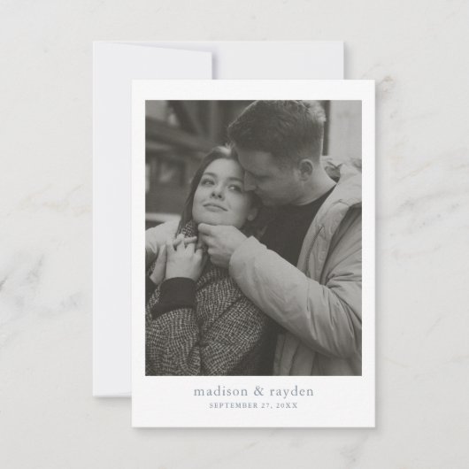 Minimal Chic Dusty Blue Monogram Foto Wedding Dankeskarte (Vorderseite)