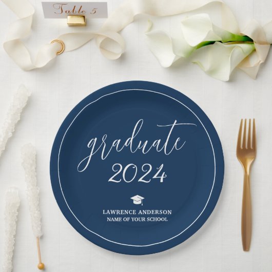 Minimal Chic Navy Blue Graduate 2024 Abschluss Pappteller (Hochzeit)