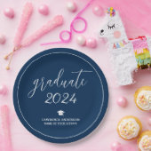 Minimal Chic Navy Blue Graduate 2024 Abschluss Pappteller (Party)