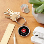 Minimal Classic Monogram Black Schlüsselanhänger<br><div class="desc">Der mit Monogramm,  runde Schlüsselanhänger ist mit einem schwarzen Hintergrund versehen,  der in einem roten Monogramm-Medaillon mit und dem Namen in klassischer Blocktypografie in Weiß für einen beruflichen Look sorgt.</div>