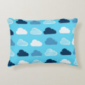 Minimal Clouds Pattern – Blue Sky Vibes Dekokissen (Vorderseite)