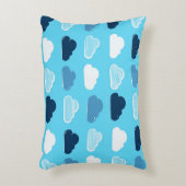 Minimal Clouds Pattern – Blue Sky Vibes Dekokissen (Vorderseite(Vertikal))