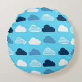 Minimal Clouds Pattern – Blue Sky Vibes Rundes Kissen (Vorderseite)