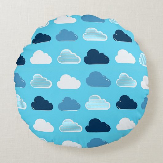 Minimal Clouds Pattern – Blue Sky Vibes Rundes Kissen (Vorderseite)