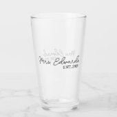 Minimal Cursive Frau Custom Nachname Hochzeitsgesc Glas (Rückseite)