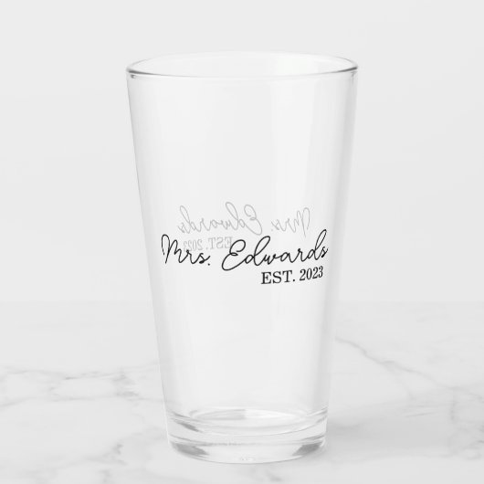 Minimal Cursive Frau Custom Nachname Hochzeitsgesc Glas (Rückseite)