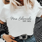 Minimal Cursive Frau Custom Nachname Hochzeitsgesc T-Shirt