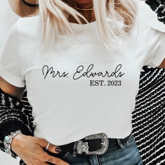 Minimal Cursive Frau Custom Nachname Hochzeitsgesc T-Shirt