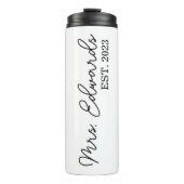 Minimal Cursive Frau Custom Nachname Hochzeitsgesc Thermosbecher (Vorderseite)