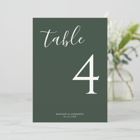 Minimal Deep Green Script Wedding Tischnummer (Stehend Vorderseite)