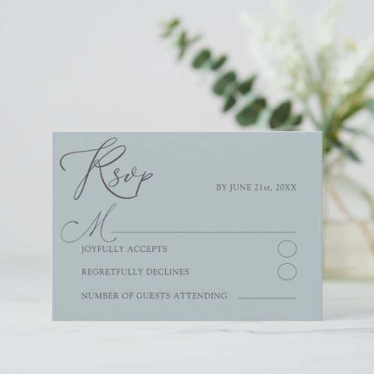 Minimal Dusty Blu UAWG Typografy Wedding RSVP Karte (Stehend Vorderseite)