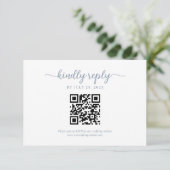 Minimal Dusty Blue Floral Monogram QR Code Wedding RSVP Karte (Stehend Vorderseite)