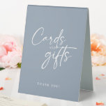 Minimal Dusty Blue Moderne Skriptkarten und Gesche Tischaufsteller<br><div class="desc">Minimal Dusty Blue Modern Script Cards und Geschenke Table Zelt Sign. Kann für Hochzeiten,  Brautpartys,  Babyduschen usw. verwendet werden.</div>