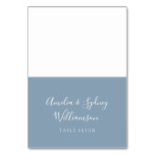 Minimal Dusty Blue Script Individuelle Name Platzk Tischnummer (Vorderseite)