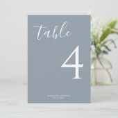 Minimal Dusty Blue Script Wedding Tischnummer (Stehend Vorderseite)