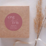Minimal ein Tag Hochzeit Probe Dusty Pink Runder Aufkleber<br><div class="desc">Minimalistisches Hochzeitsessen Probe Gunst-Aufkleber mit Typografie-Text,  der "noch einen Tag" sagt. Der Hintergrund ist staubig rosa.</div>