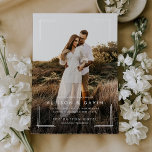 Minimal einfache moderne Art Zwei Foto Hochzeit Einladung<br><div class="desc">Minimal Simple Modern Type Two Foto Wedding Invitation verfügt über einen zarten Eckrahmen mit großen Fotos,  die auf Vorder- und Rückseite voll bluten.</div>