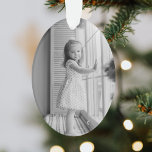 Minimal einfache Weihnachten | Schwarzes und Weiße Ornament<br><div class="desc">Ein stilvolles, minimalistisches Weihnachtsbaumschmuck mit klassischer Typografie "Happy Holidays" in Schwarz auf einem schlichten, minimalistisch-weißen Hintergrund. Das Foto, der Gruß und der Name können leicht für eine persönliche Touch angepasst werden. Ein einfaches, minimalistisches und zeitgenössisches Weihnachtsdesign, das sich in dieser Urlaubssaison auszeichnet! Das abgebildete Bild dient zur Veranschaulichung, um durch...</div>