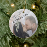 Minimal Elegant Angled Newlywed Foto Keramik Ornament<br><div class="desc">Erinnern Sie sich an Ihr erstes Weihnachtsfest zusammen mit diesem hübschen Sake-Ornament. Dieses Design zeichnet sich durch ein schönes Foto von Ihnen auf der Vorderseite und eines für die Rückseite aus. Dieses stilvolle, moderne, frisch vermählte Dekor ist ein großartiges Geschenk für das glückliche Paar. Auf der Rückseite können Sie ein...</div>