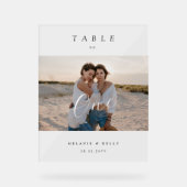 Minimal Elegant Hochzeitsskript-Foto-Tischnummer Acrylschild (Vorderseite)