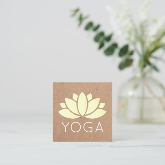 Minimal Elegant Lotus Icon Printed Kraft Yoga Quadratische Visitenkarte (Stehend Vorderseite)