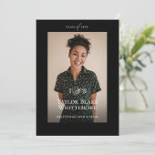 Minimal Elegant Monogram Black Graduation Photo Ankündigung (Stehend Vorderseite)
