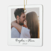 Minimal Elegant Neu verheiratetes Foto Weihnachten Keramikornament (Links)