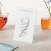 Minimal Elegant Wedding Guest List Tischnummer 2 Sockelschild (In SItu)