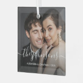 Minimal elegante Namensschrift Couple Foto Weihnac Ornament Aus Glas (Vorderseite links)