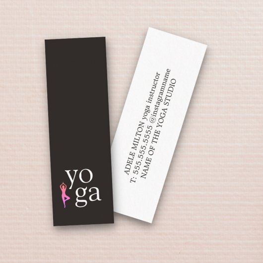 Minimal elegantes Schwarz-weiß rosa Yoga-Symbol Mini Visitenkarte