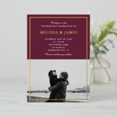 Minimal Elegantes Script Foto Marsala Wedding Folieneinladung (Stehend vorne)