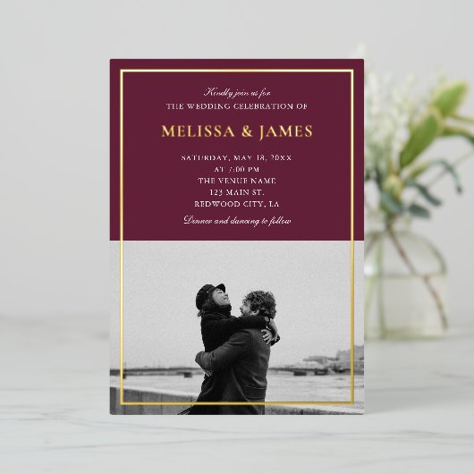 Minimal Elegantes Script Foto Marsala Wedding Folieneinladung (Stehend vorne)
